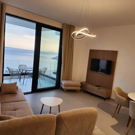 White 3 Apartment *